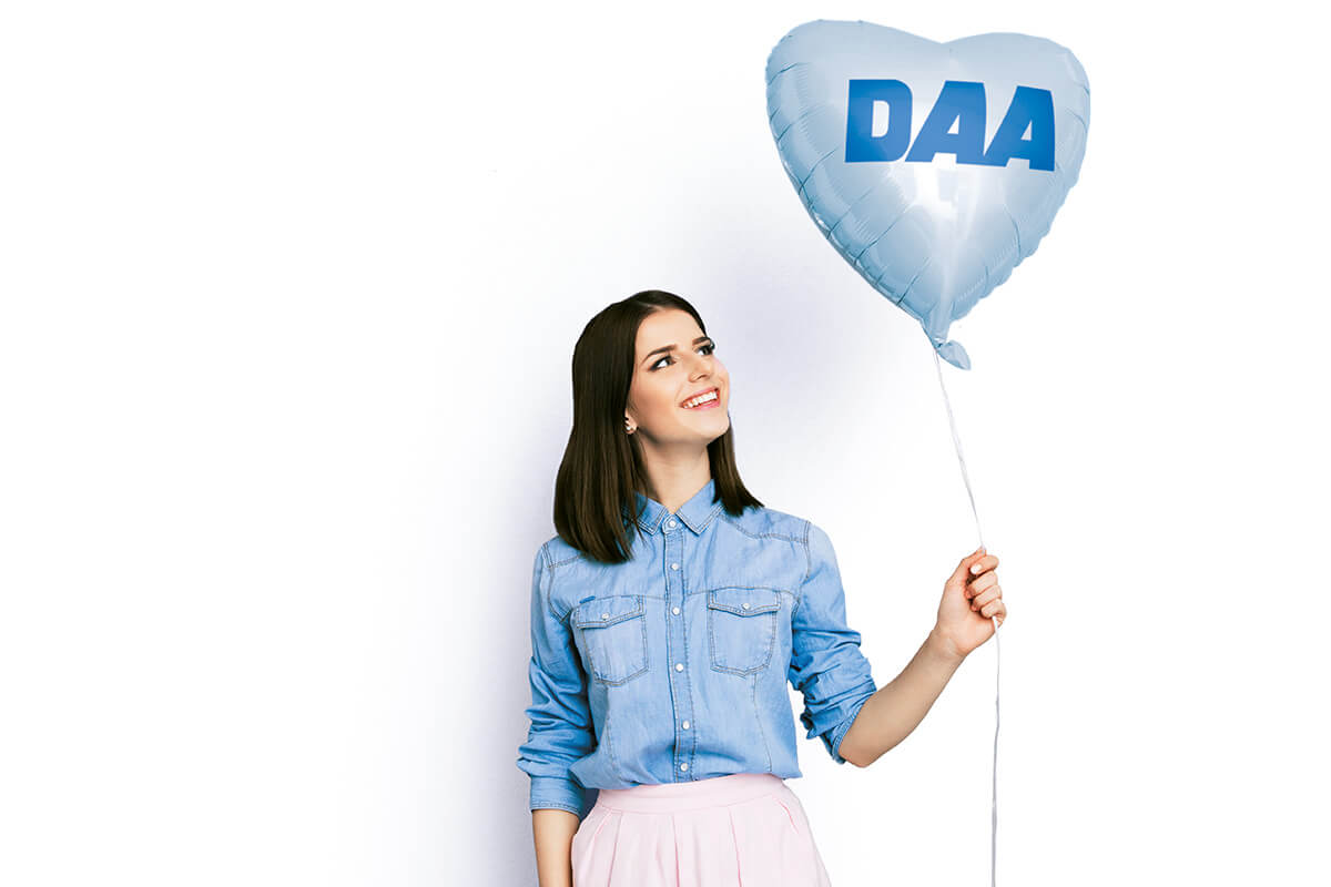 Frau mit Luftballon der DAA
