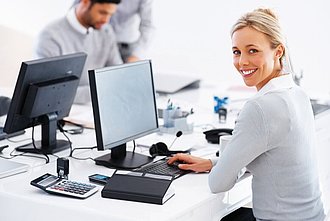 Zwei Menschen arbeiten am Computer